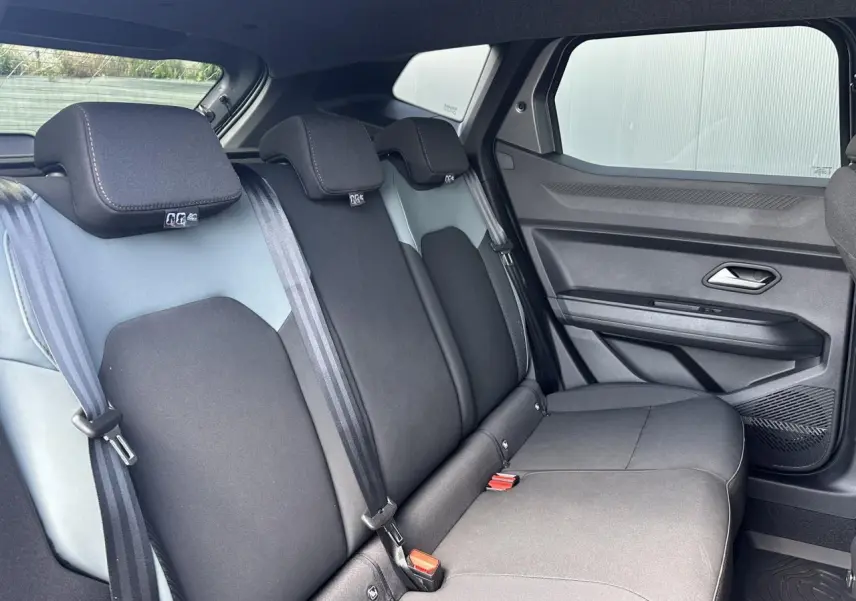 Vue intérieure côté droit des sièges arrière noirs du Dacia Duster 2025 Gris Schiste avec ceintures et appuie-têtes intégrés.