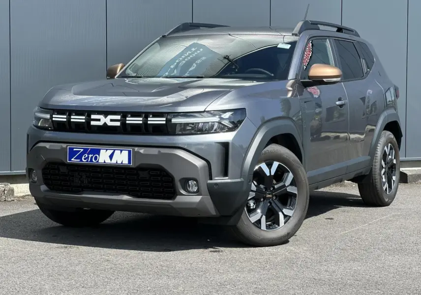 Dacia Duster ECO-G 100 Extrême gris schiste en 3/4 avant droit avec jantes alliage et rétroviseurs bronze.