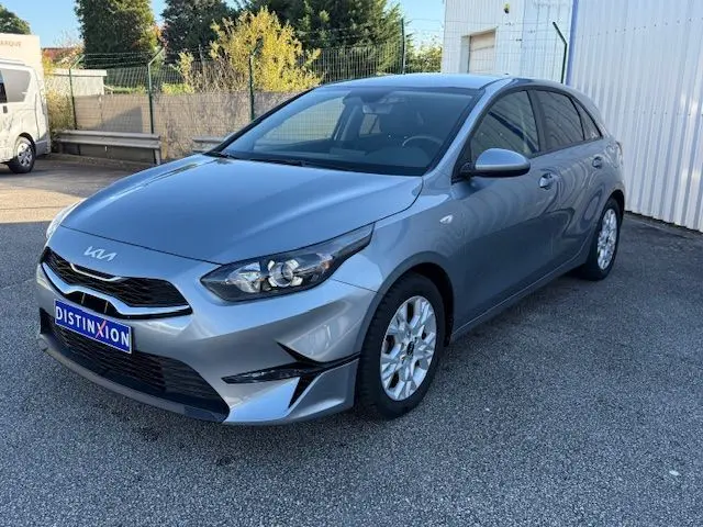 KIA CEE'D 2024 argent lunaire en 3/4 avant droit, avec calandre noire et jantes alliage visibles
