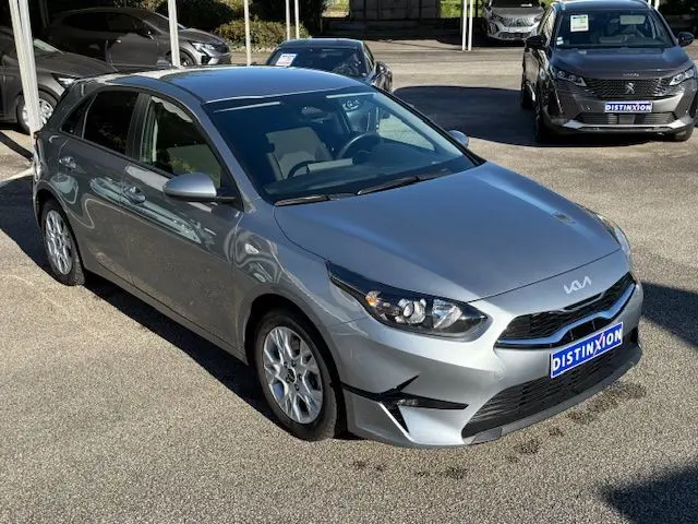 KIA CEE'D argent lunaire vue 3/4 avant droit, mettant en valeur ses phares LED et la calandre moderne.