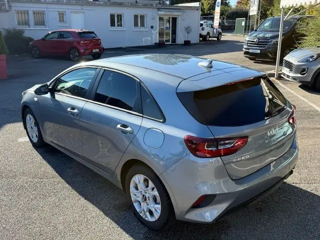 Vue 3/4 arrière droite d'une Kia CEE'D argent lunaire 2024 avec feux arrière LED et vitres teintées.