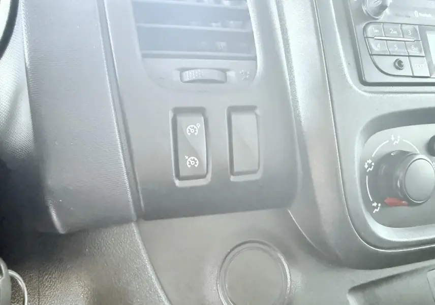 Détail du tableau de bord noir de l'Opel Vivaro 2018, avec commandes du régulateur de vitesse et ventilation.