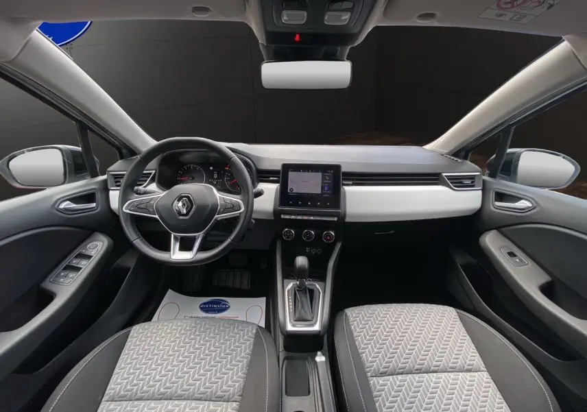 Intérieur de Renault Clio V TCE 90 gris Highland, vue frontale sur tableau de bord, volant multifonction et écran tactile central.
