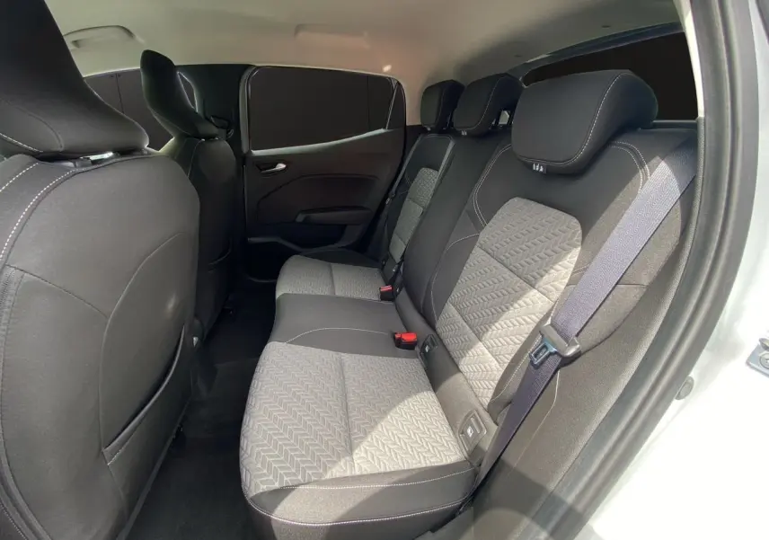 Vue intérieure arrière droite des sièges en tissu gris et noir de la Renault Clio V TCe 90 Evolution 2023