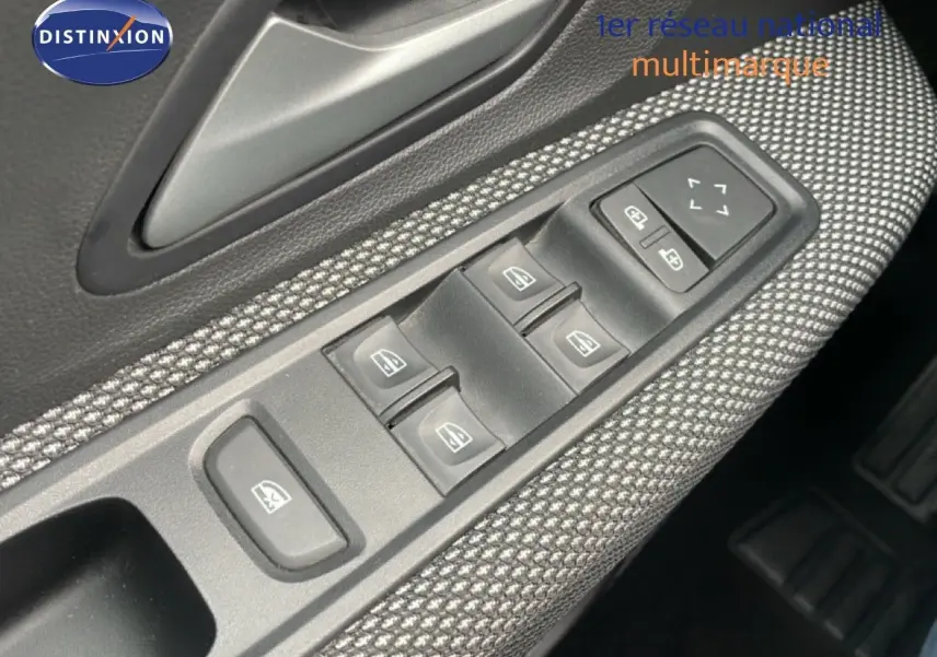 Gros plan sur les commandes de lève-vitres et rétroviseurs sur la porte côté conducteur du Dacia Jogger 2025 kaki lichen.