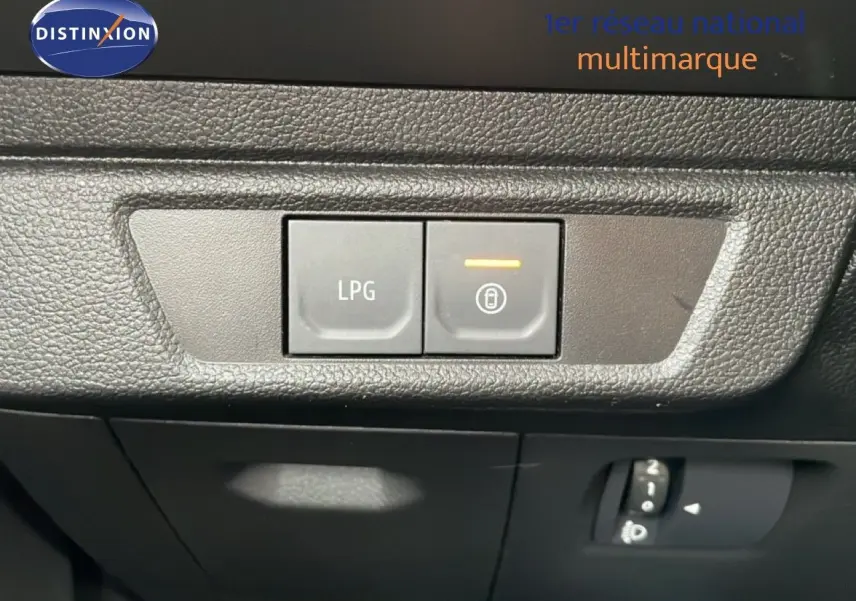 Gros plan sur les boutons de commande LPG et verrouillage intérieur du tableau de bord du Dacia Jogger kaki lichen.