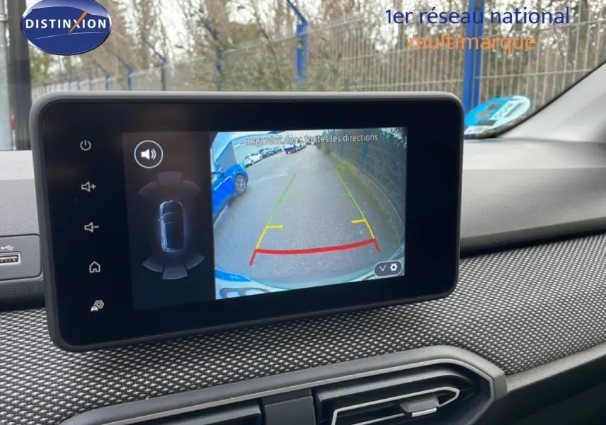 Écran tactile intérieur du Dacia Jogger 2025 montrant la caméra de recul avec vue arrière du véhicule.