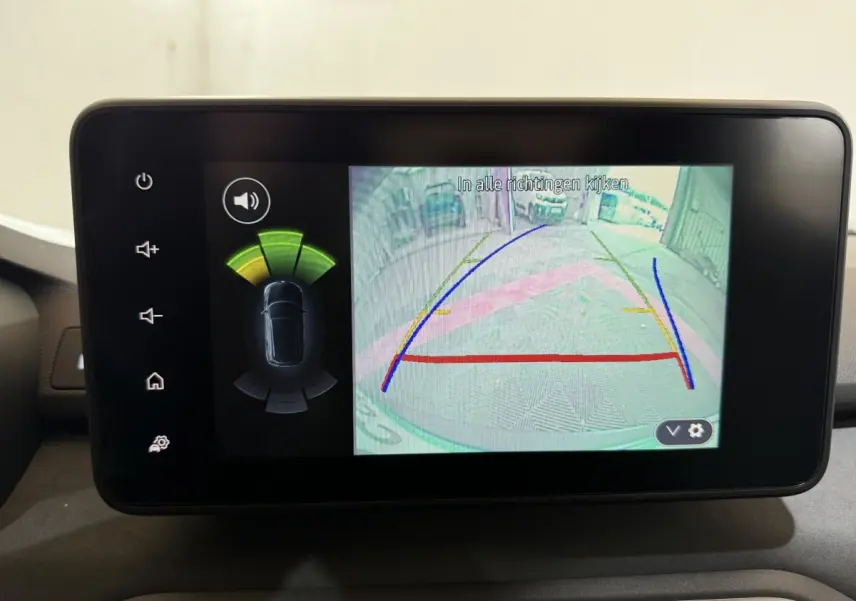 Écran tactile central montrant la caméra de recul avec guidage dynamique sur Dacia Sandero Extreme+ vert, vue intérieure.