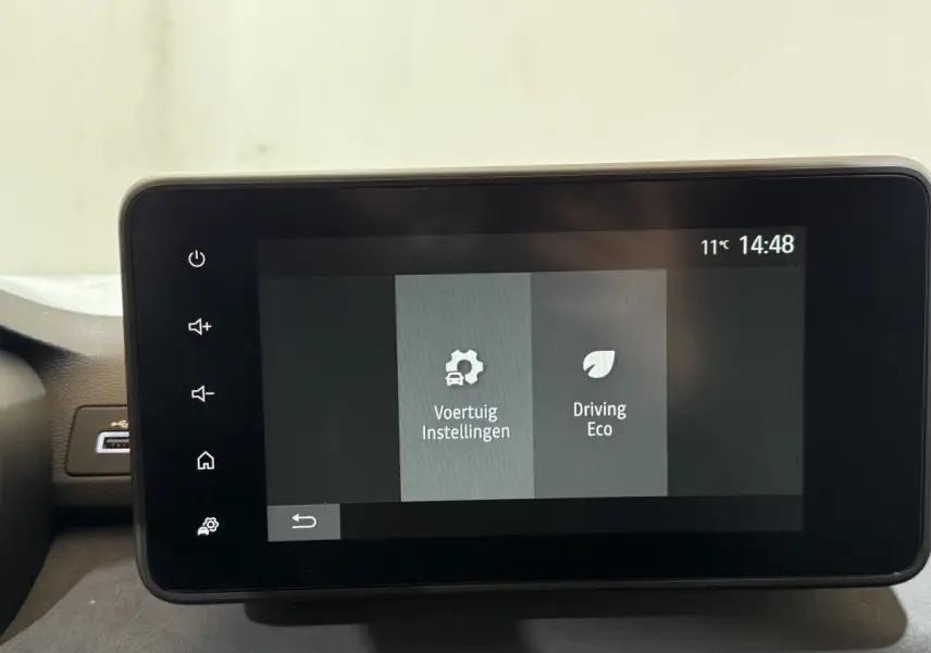 Écran tactile central de la Dacia Sandero Extreme+ TCe 110 2024 affichant les réglages du véhicule et mode éco.