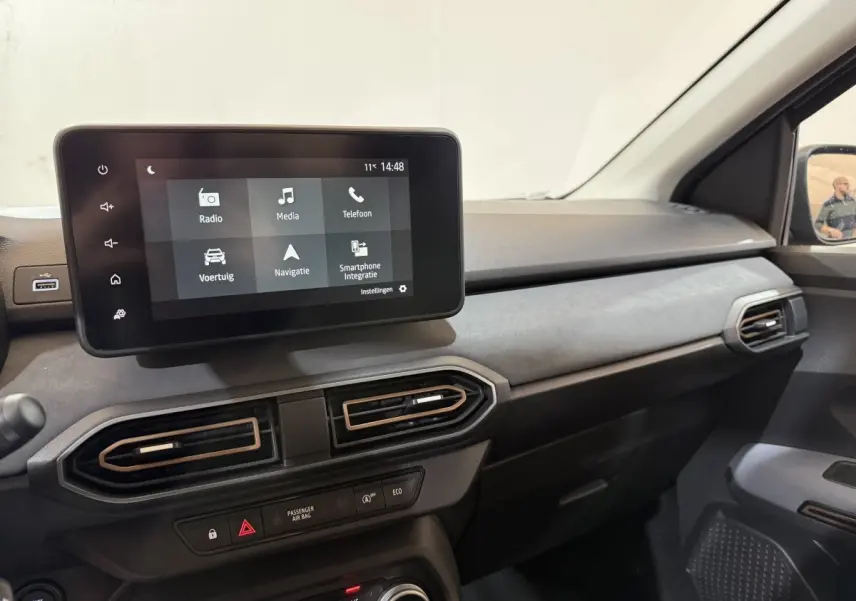 Tableau de bord central et écran tactile 8 pouces du Dacia Sandero Extreme+ TCe 110, vue intérieure côté passager.