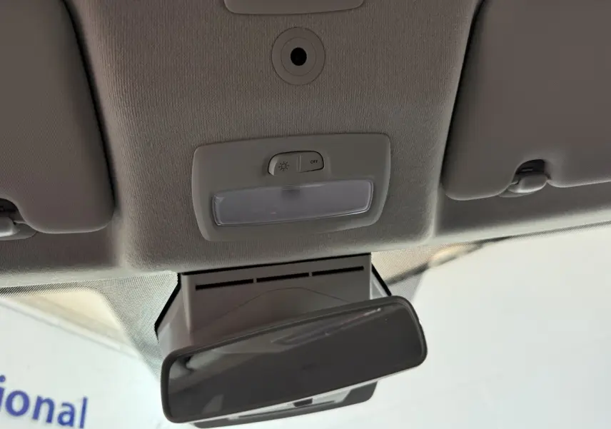 Vue intérieure en gros plan du plafonnier gris clair et du rétroviseur intérieur de la Dacia Sandero 2024.