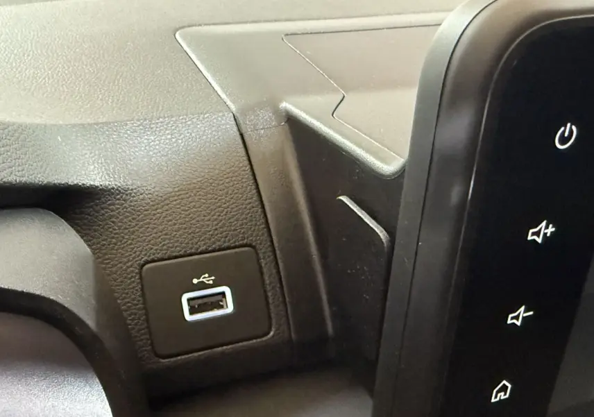 Détail du port USB sur le tableau de bord noir de la Dacia Sandero Extreme+ TCe 110 2024.