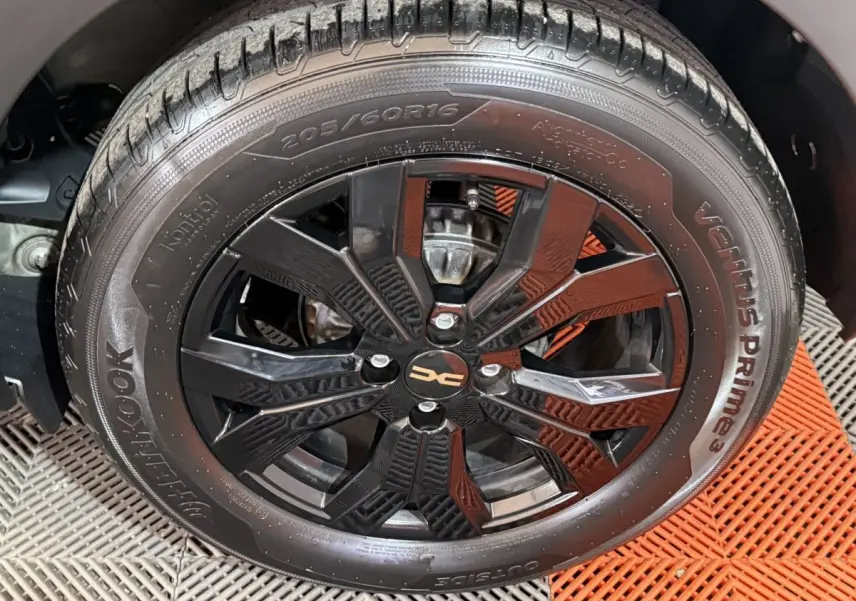 Gros plan sur la roue avant droite de la Dacia Sandero Extreme+ 2024 avec jante noire brillante et pneu Hankook.