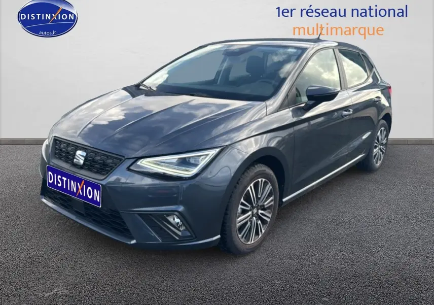 SEAT Ibiza 1.0 TSI 95 Copa gris magnétique vue 3/4 avant avec phares LED et jantes alliage design.