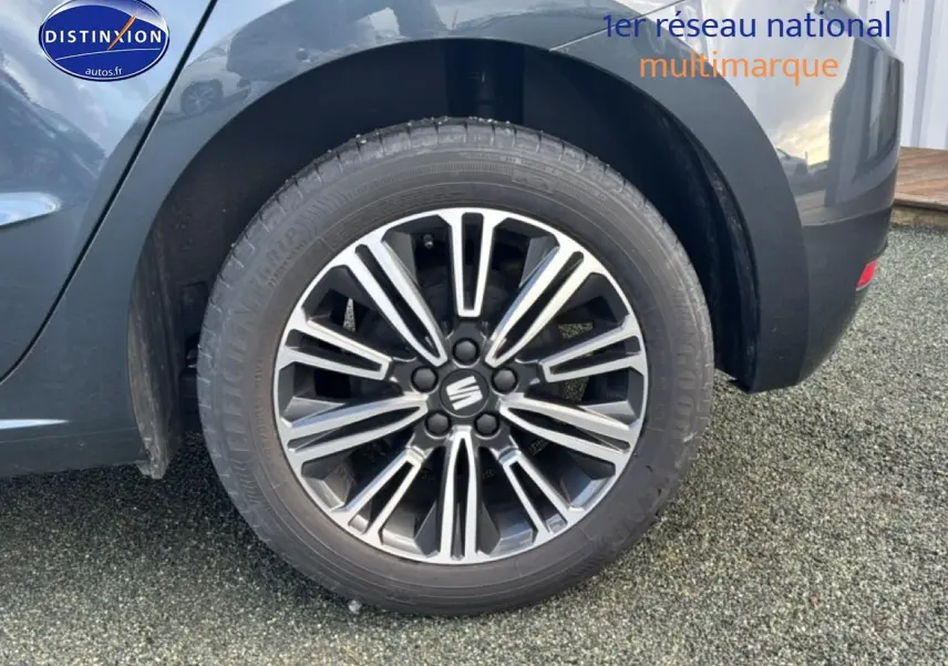 Gros plan sur la roue arrière droite de la SEAT Ibiza gris magnétique avec jante alliage design 16 pouces.
