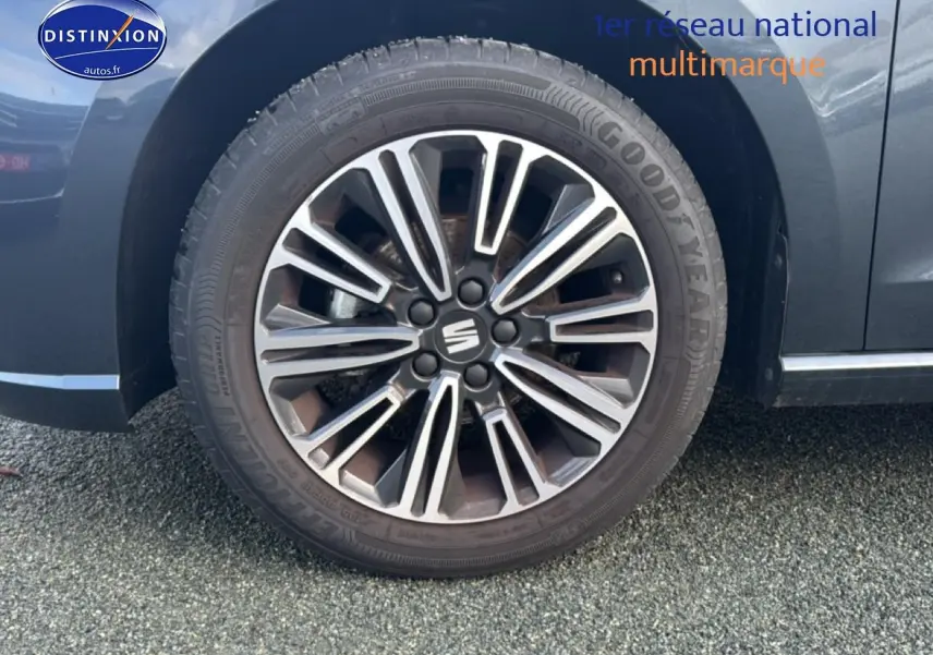 Gros plan sur la jante alliage 16 pouces et pneu Goodyear du côté avant droit d'une SEAT Ibiza gris magnétique.