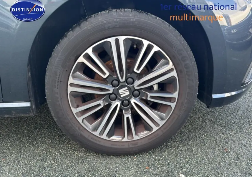 Gros plan sur la jante alliage gris et noir du côté avant droit d'une SEAT Ibiza gris magnétique.