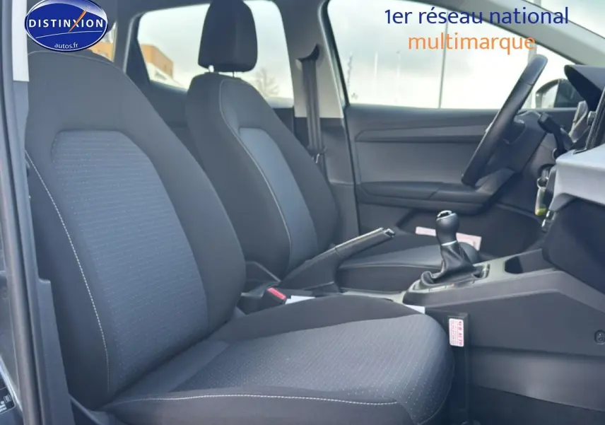Vue intérieure côté gauche montrant les sièges avant gris et la console centrale d'une SEAT Ibiza 2025.