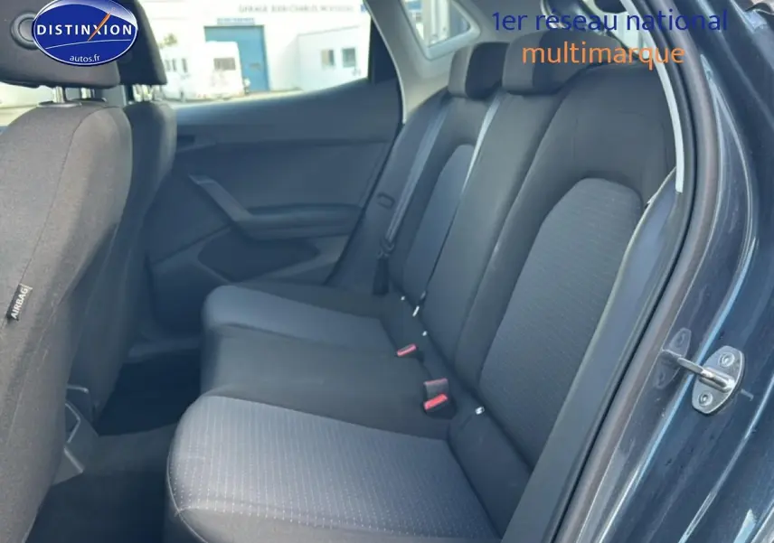 Vue intérieure côté arrière droit montrant la banquette en tissu gris de la SEAT Ibiza 1.0 TSI 95 Copa 2025.