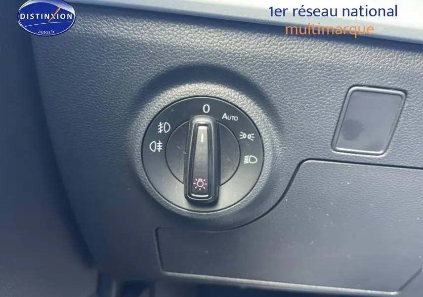 Gros plan sur le sélecteur d'éclairage intérieur noir du tableau de bord d'une SEAT Ibiza gris magnétique.