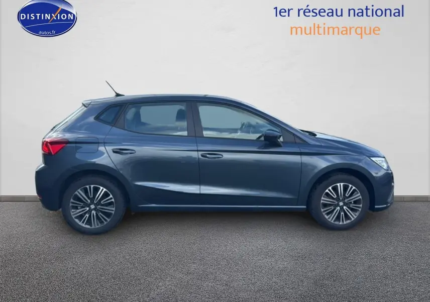 Profil côté gauche d'une SEAT Ibiza 1.0 TSI 95 Copa gris magnétique avec jantes alliage 16 pouces design.