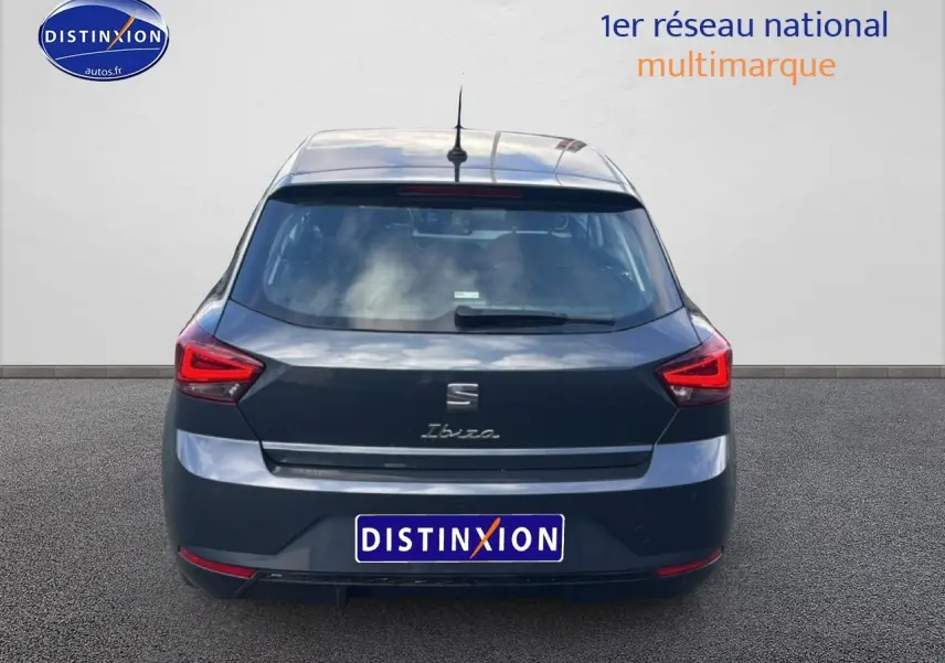 Vue arrière d'une SEAT Ibiza 1.0 TSI 95 Copa gris magnétique avec feux LED triangulaires et logo Ibiza manuscrit.