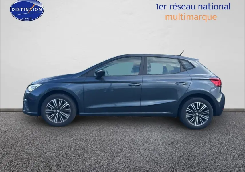 Vue latérale droite d'une SEAT Ibiza 1.0 TSI 95 Copa gris magnétique sur fond clair, avec jantes alliage design.