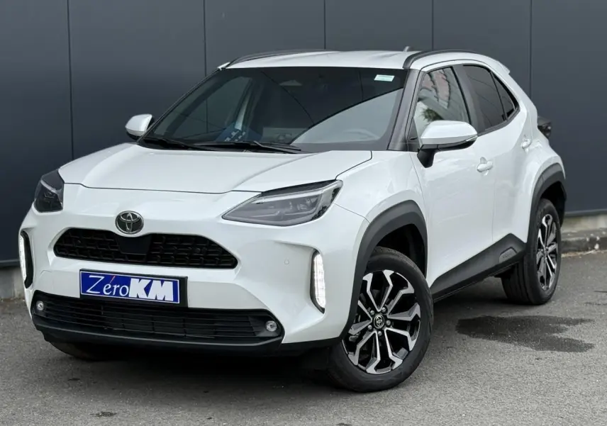 Toyota Yaris Cross blanc lunaire vue 3/4 avant droit avec phares LED et jantes alliage noires.