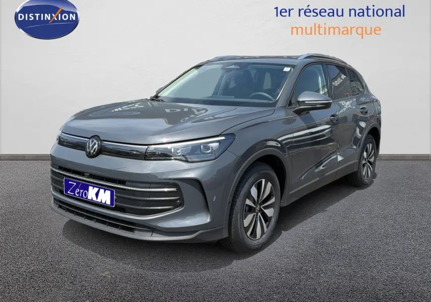 Volkswagen Tiguan 1.5 TSI gris dauphin métal en 3/4 avant droit, avec jantes alliage et calandre noire brillante.