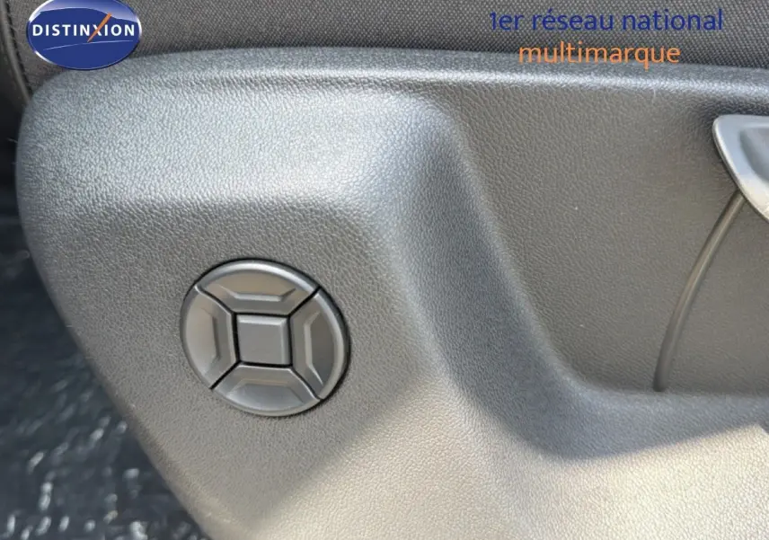 Détail du bouton de réglage de siège sur la portière intérieure d’un Volkswagen Tiguan gris dauphin métal.