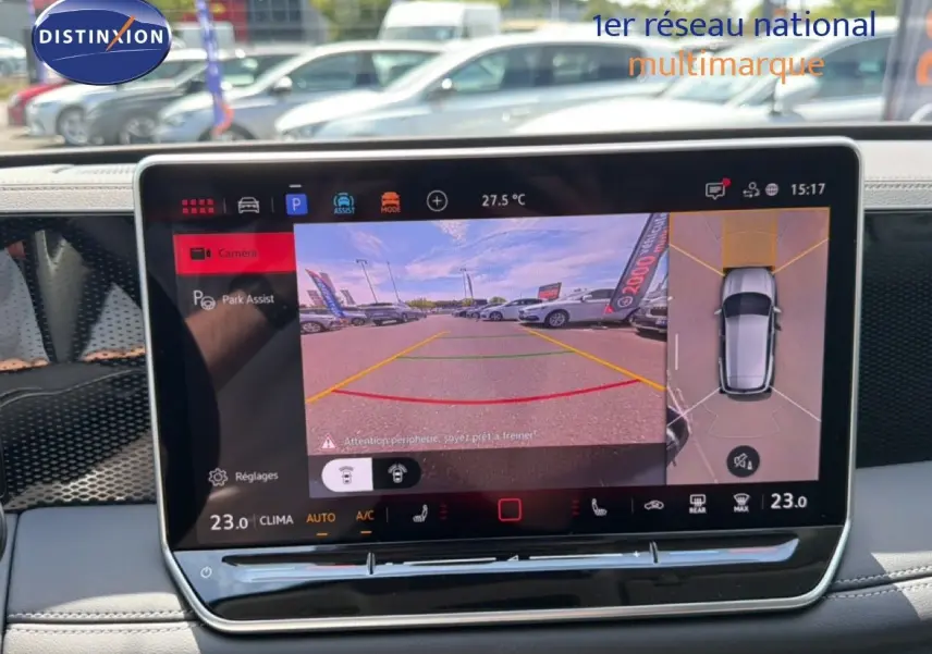 Écran tactile intérieur affichant la caméra de recul et la vue 360° du Volkswagen Tiguan gris dauphin métal, tableau de bord moderne.