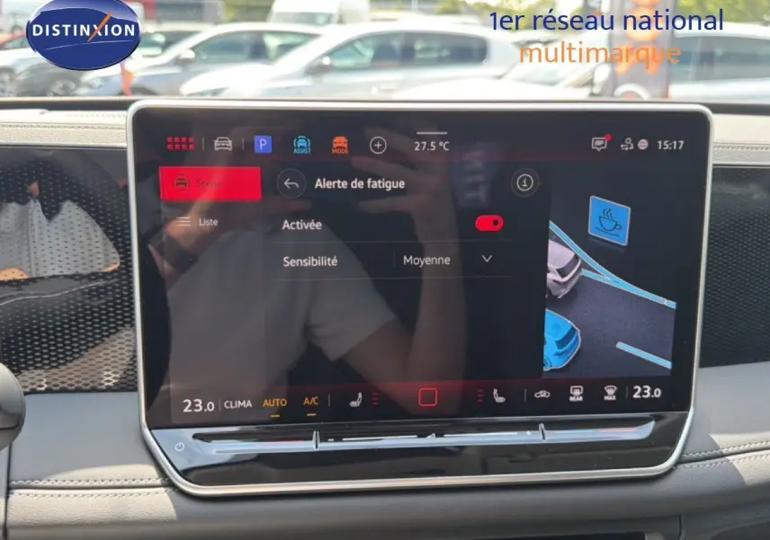 Écran tactile central du Volkswagen Tiguan 2026 affichant l'alerte de fatigue, avec tableau de bord gris et finition moderne.