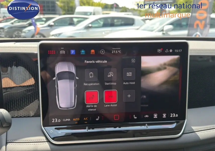 Écran tactile central du Volkswagen Tiguan gris dauphin, affichant les options d’assistance et la climatisation, vue intérieure frontale.