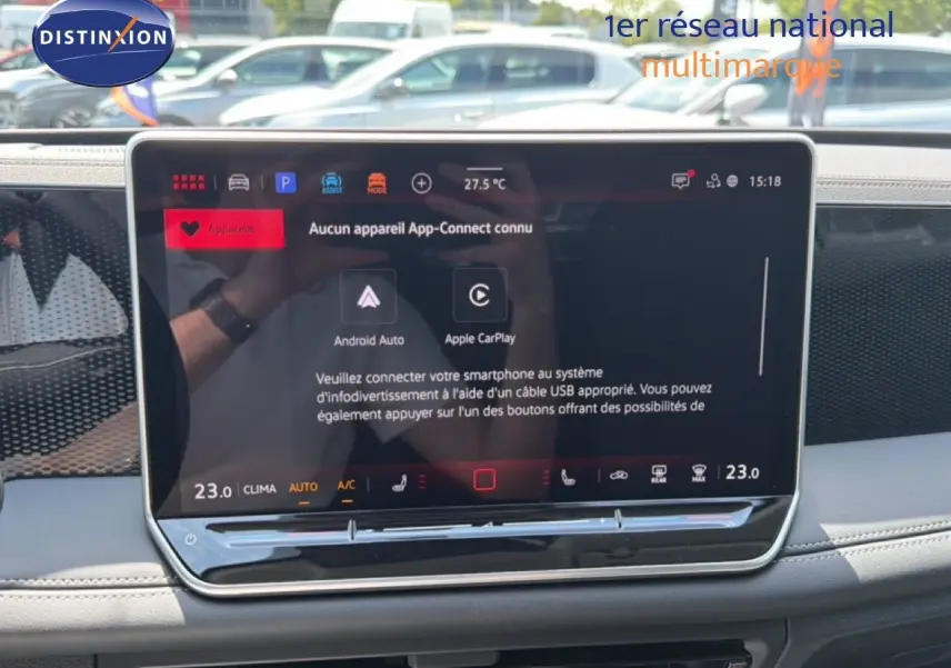 Vue rapprochée de l’écran tactile central du Volkswagen Tiguan 2026 gris dauphin, affichant les options Android Auto et Apple CarPlay.
