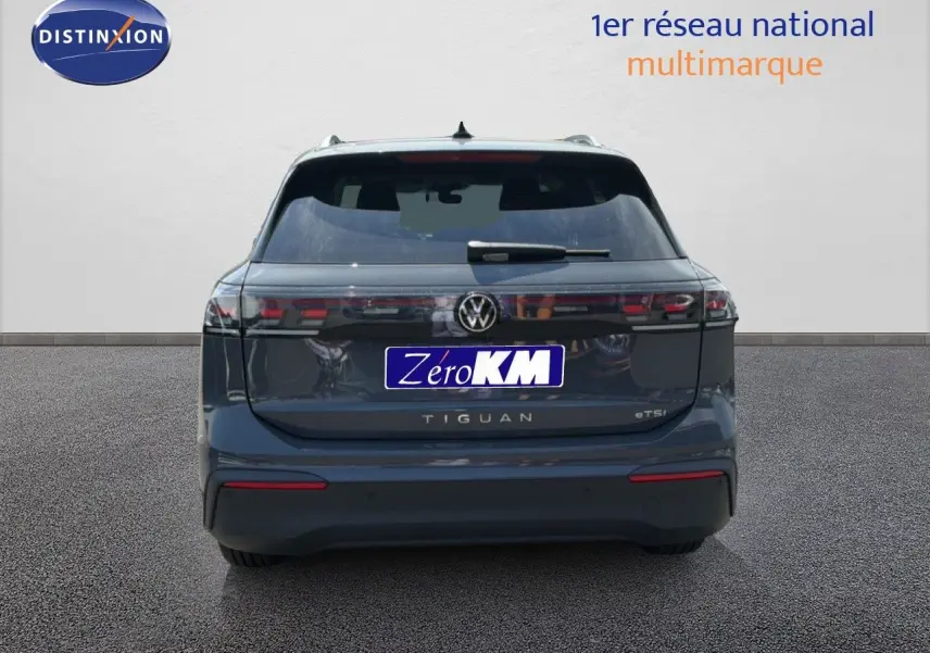 Vue arrière du Volkswagen Tiguan gris dauphin métal 2026 avec logo et feux arrière LED allongés.