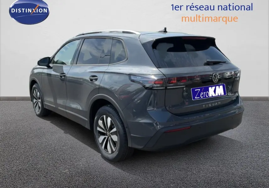 Volkswagen Tiguan gris dauphin métal vu en 3/4 arrière droit, avec feux arrière LED et jantes alliage.