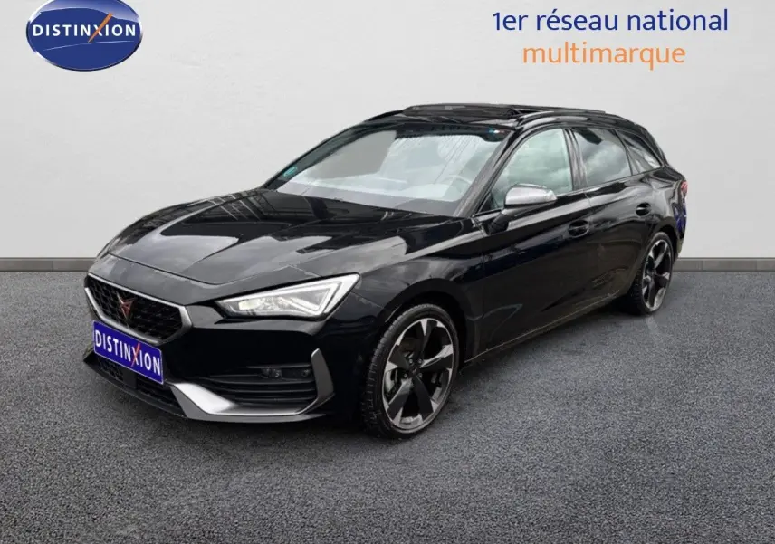 Vue 3/4 avant droite d'une CUPRA LEON ST noire Midnight Metal avec jantes biton et calandre distinctive.