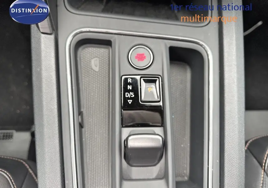 Vue plongeante sur la console centrale noire du CUPRA LEON ST 2024, mettant en valeur la commande de boîte automatique.