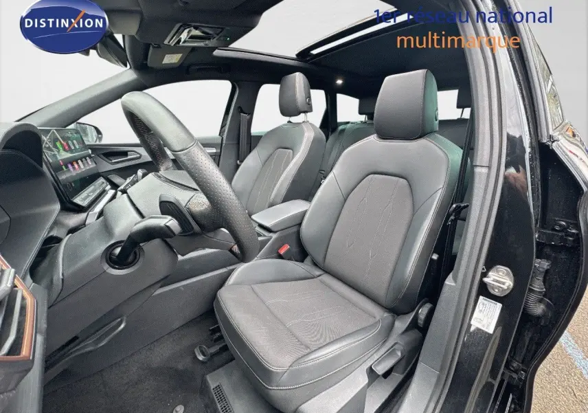 Intérieur avant droit de la CUPRA LEON ST 2024 noir Midnight Metal avec sièges cuir noir et toit ouvrant panoramique.