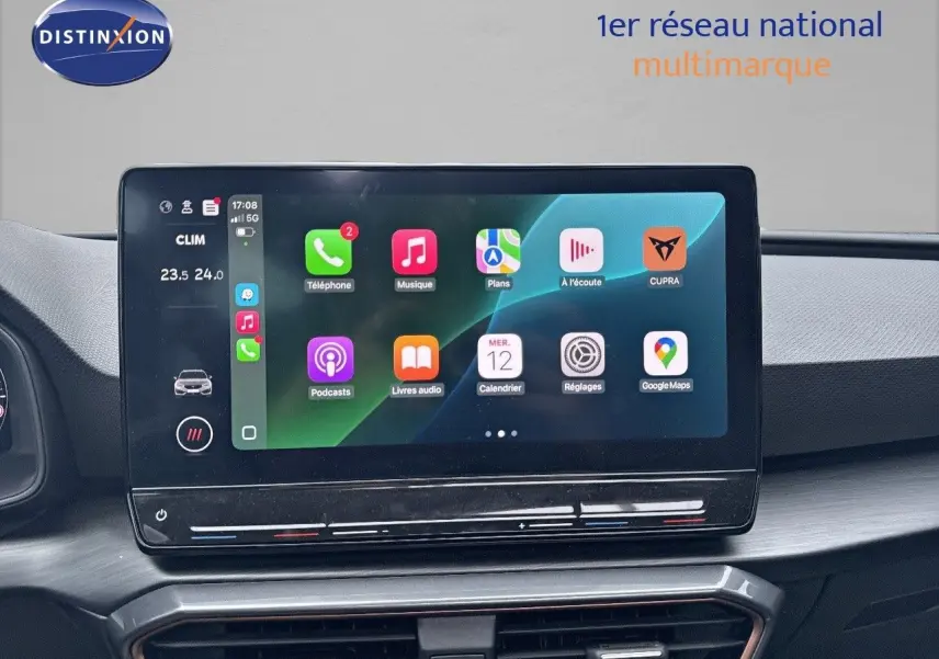 Écran tactile central affichant les applications connectées dans l'habitacle d'une CUPRA LEON ST noire 2024.