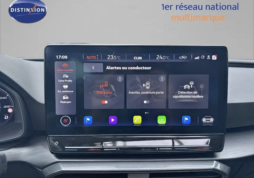Écran tactile central du tableau de bord de la CUPRA LEON ST 2024, affichant les alertes au conducteur.