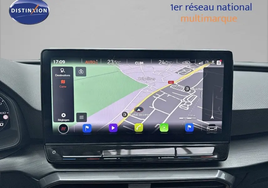 Écran tactile central avec navigation GPS affichée dans l'habitacle d'une CUPRA LEON ST noire 2024.