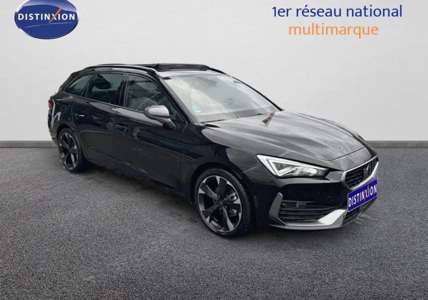 Vue 3/4 avant d'une CUPRA LEON ST 1.5 ETSI noire Midnight Metal avec jantes biton et phares LED allumés.