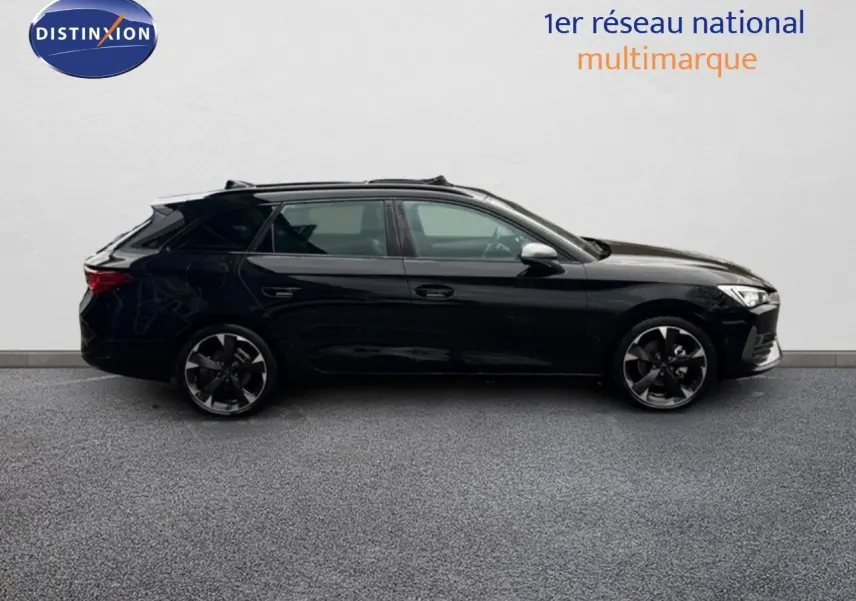 Profil côté gauche d'une CUPRA LEON ST noire Midnight Metal 2024 avec jantes biton et lignes dynamiques élégantes.