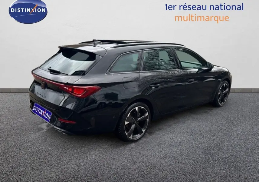 Vue 3/4 arrière droite d'une CUPRA LEON ST noire Midnight Metal avec jantes bi-ton et toit ouvrant panoramique.
