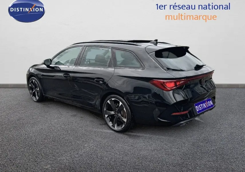 Vue 3/4 arrière droite d'une CUPRA LEON ST noire Midnight Metal avec jantes bi-ton et toit ouvrant panoramique.