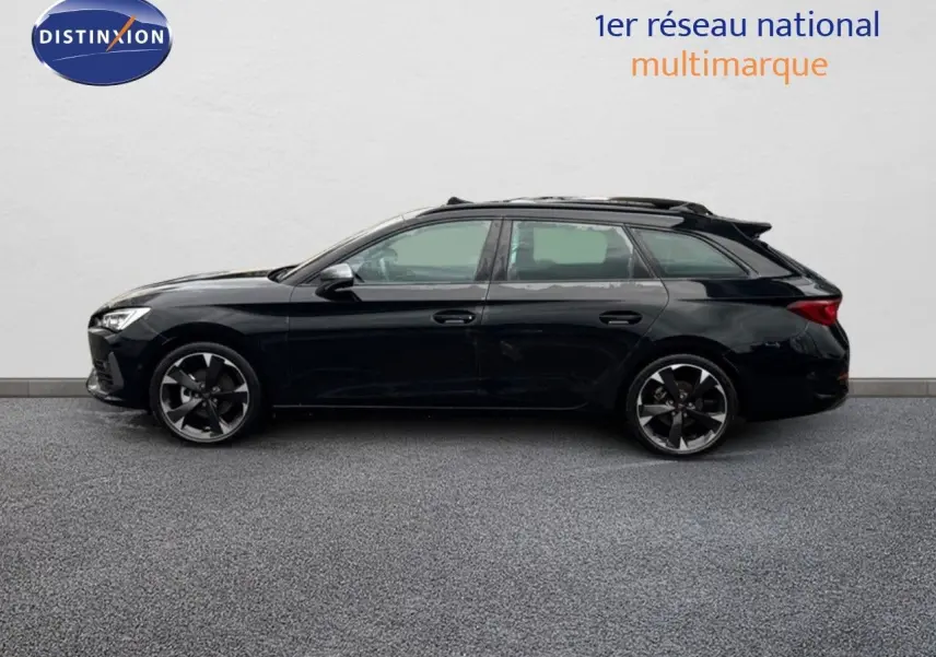 Profil latéral gauche d'une CUPRA LEON ST 1.5 ETSI 150CH DSG noire Midnight Metal avec jantes bi-ton élégantes.