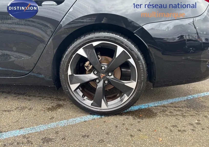 Gros plan sur la roue arrière droite noire Midnight Metal de la CUPRA LEON ST 1.5 ETSI 150CH DSG 2024.