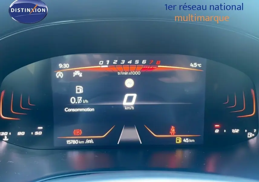 Tableau de bord numérique du SEAT Arona 2025 affichant la consommation, vitesse à 0 km/h et température extérieure 4,5°C.