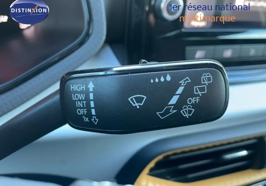 Gros plan sur la commande d’essuie-glace dans l’habitacle du SEAT Arona blanc toit gris, version 2025.